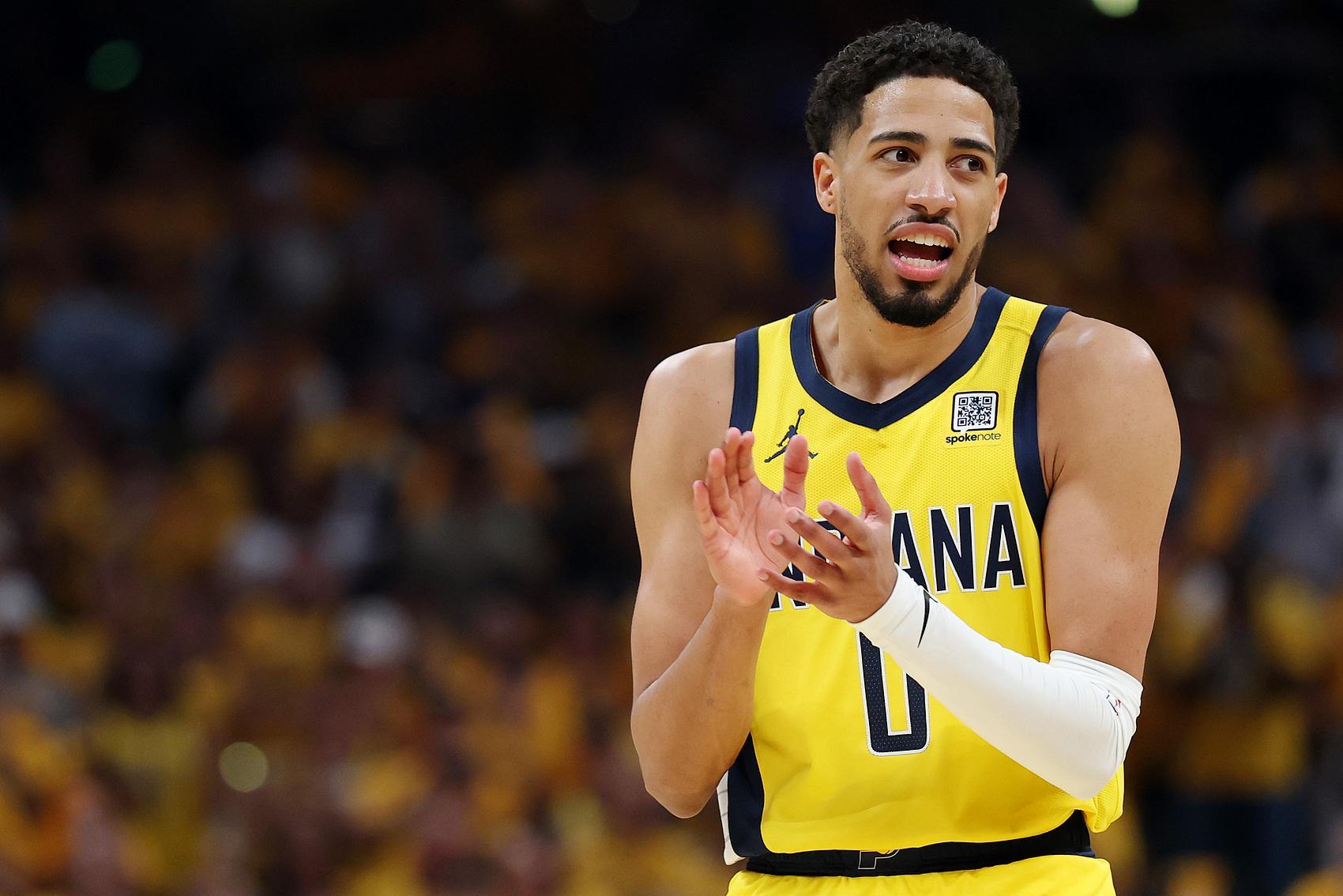 哈利伯顿：我们何时把打板的空接传球算作助攻？