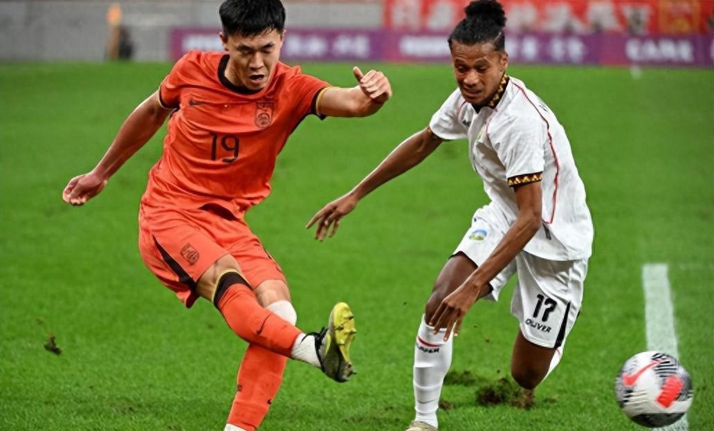 中国足球“好样的”！2-1险胜东帝汶，暂居小组第2，目标晋级决赛
